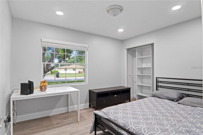 Building Photo - 904 Carvell Dr