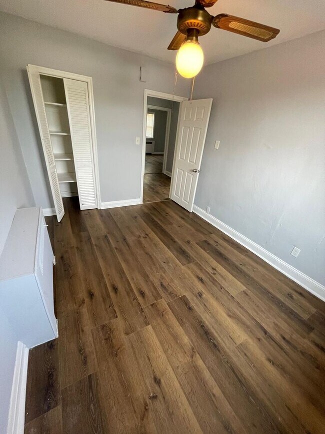 Building Photo - 3840 Dolfield Ave