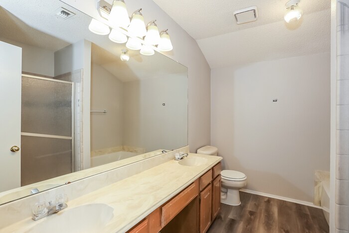 Building Photo - 722 Nightingale Cir