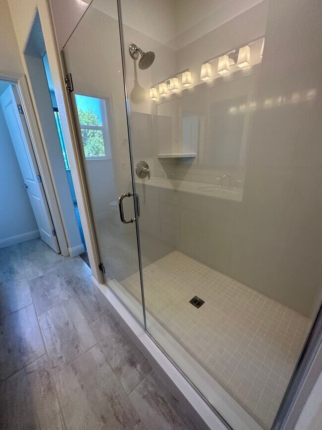 Building Photo - Charming 3 Bed / 2.5 Bath Home with Modern Upgrades
