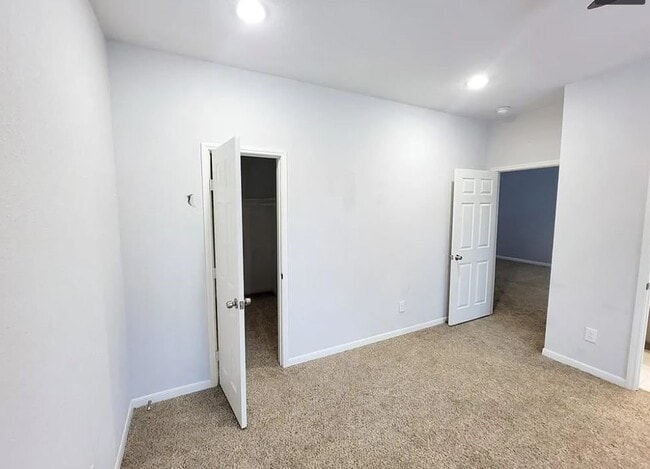 Building Photo - 8203 Oak Knoll Ln