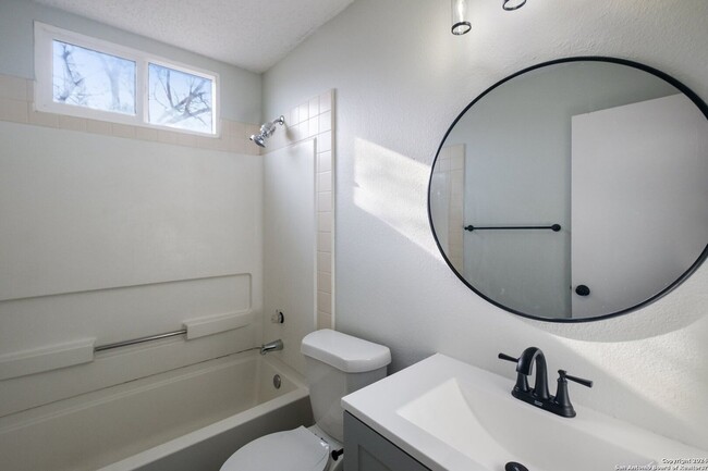 Building Photo - Beautiful, fully remodeled 3 bedroom, 2.5 ...