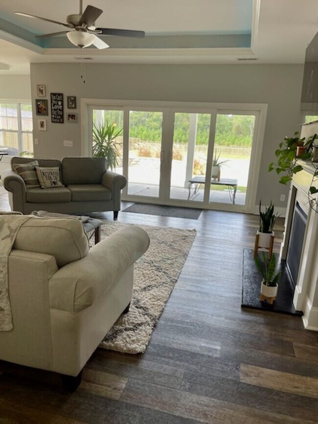 Building Photo - Welcome to this charming 3-bedroom, 2-bath...