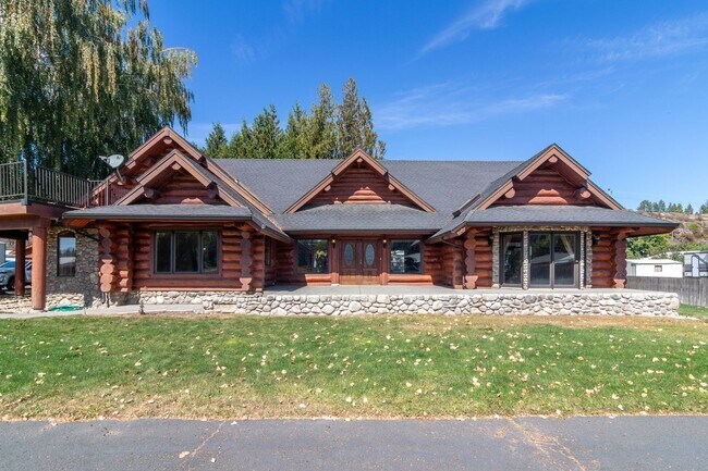 Building Photo - Luxury secondary Lake Property offering 3 beds 2.5 baths and bonus space