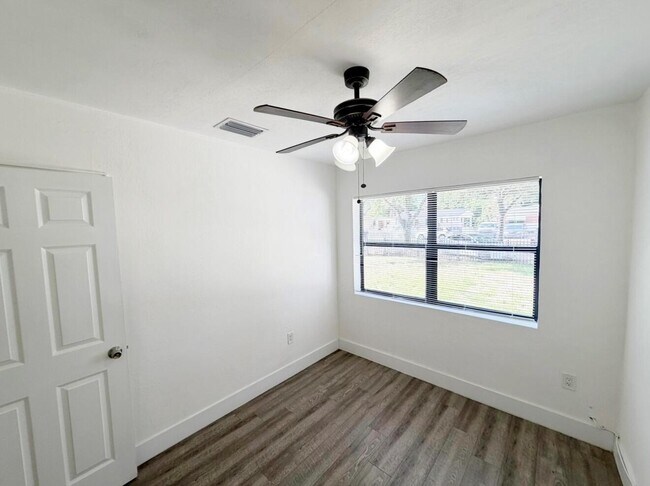 Building Photo - 1135 NW 127th St