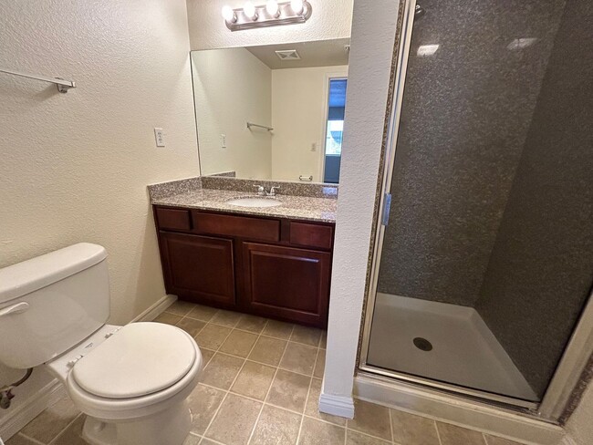 Building Photo - BEAUTIFUL 2 BEDROOM 2 BATHROOM SINGLE STOR...