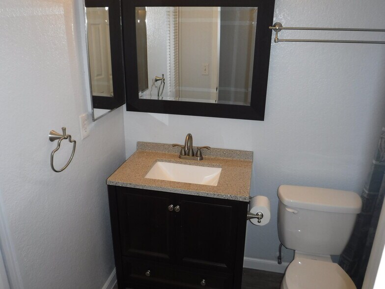 Building Photo - 712 N Santa Barbara #16