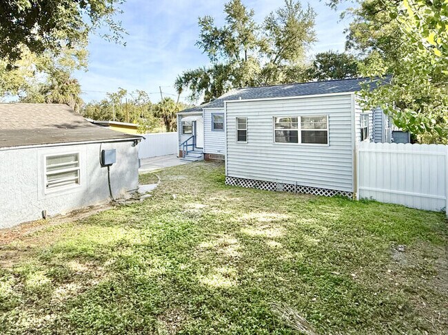 Building Photo - 3308 N Avon Ave