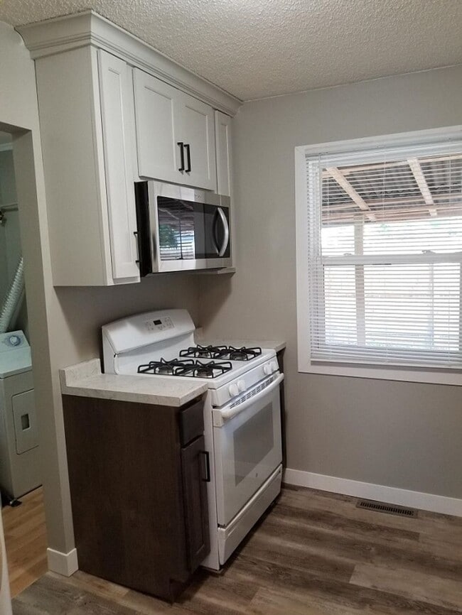Building Photo - Cute Cozy: Completely Updated must see to ...