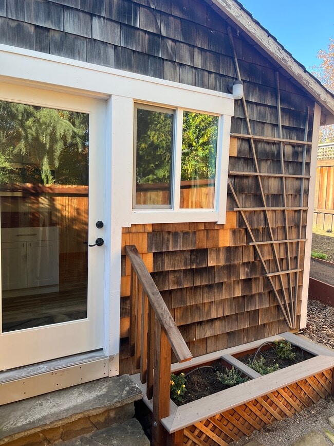 Building Photo - 325 Grant Ave