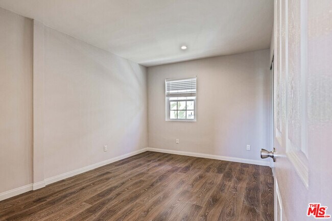 Building Photo - 1112 Ocean Park Blvd