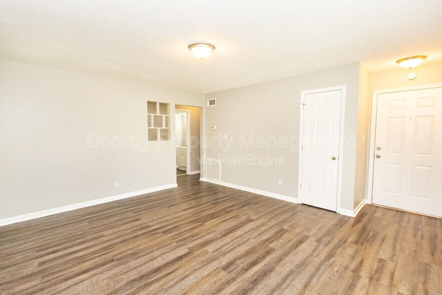 Building Photo - 901 Forest Dale Ln