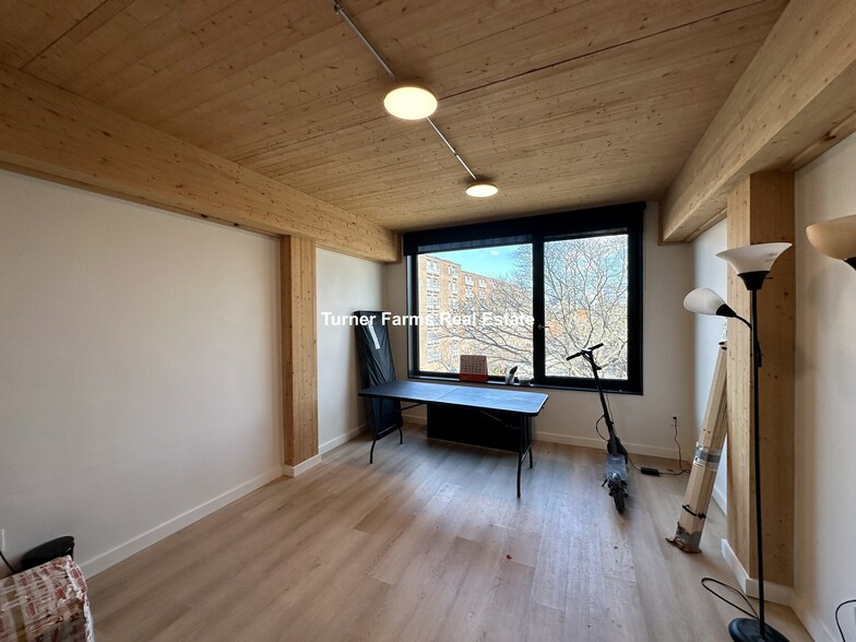Primary Photo - 1 E Lenox St