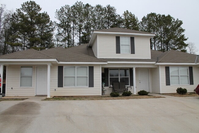 Building Photo - THIS IS A TRIPLEX GROUND FLOOR UNIT IN LINCOLN