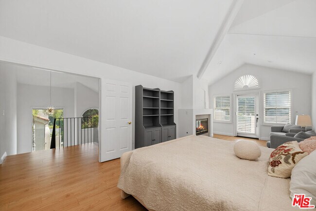 Building Photo - 622 Palisades Dr
