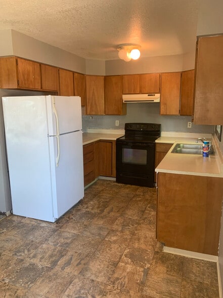 Building Photo - 204 Cedar St