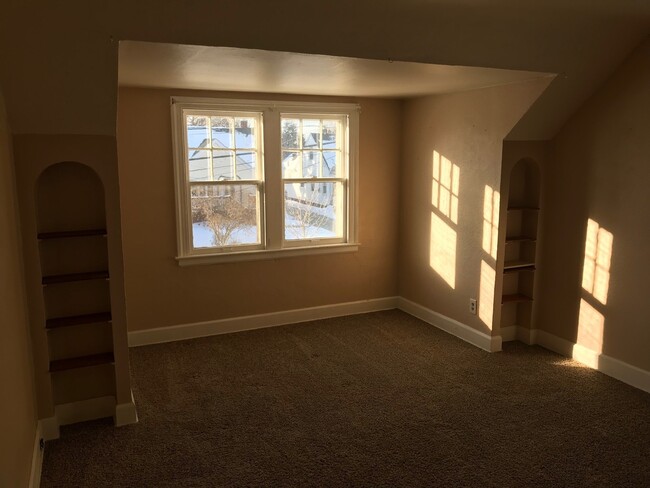Building Photo - 323 Hillview Dr