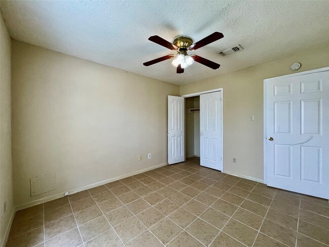 Building Photo - 6310 Star Lake Dr