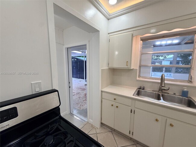 Building Photo - 561 W 39th St