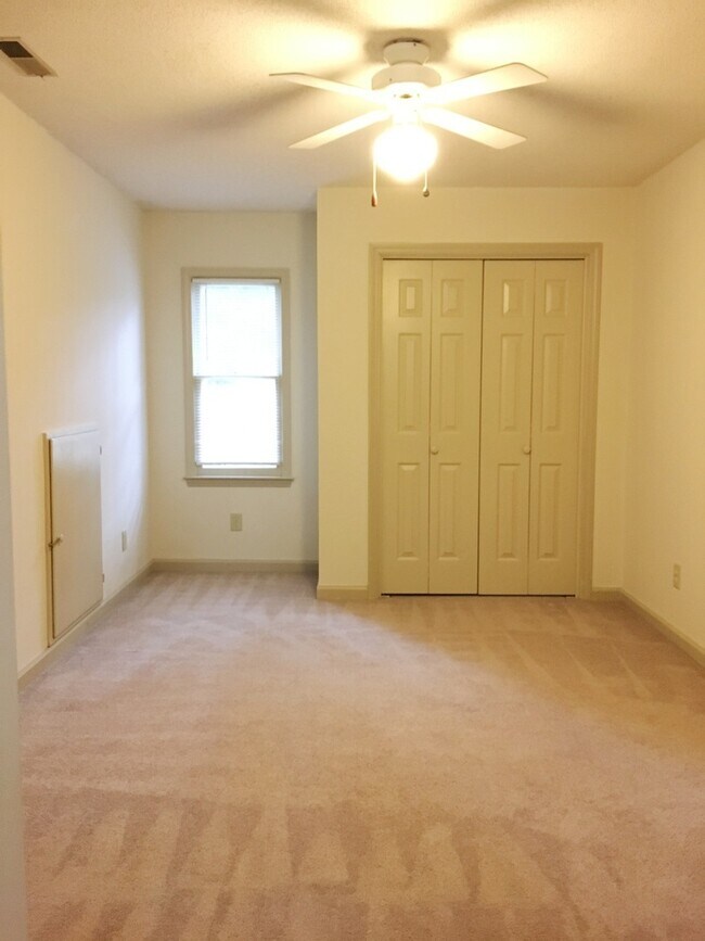 Building Photo - Inviting 3br house in Morrisville with woo...