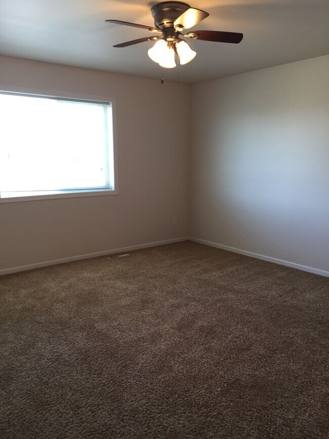 Building Photo - 3 Bed 3 Bath Twin Home