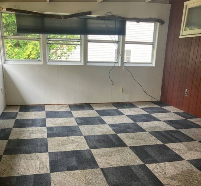 Building Photo - 2 Bedroom Home in Burlington VT Available ...