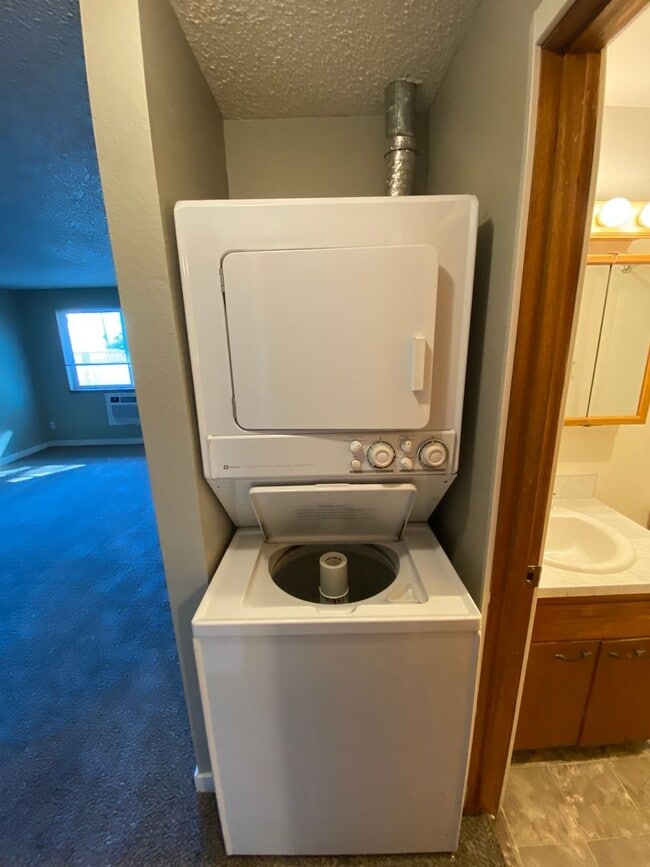 Building Photo - YAK017