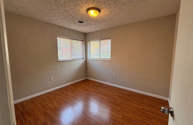 Building Photo - 551 Lowell Ave