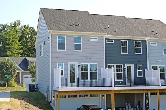Building Photo - Dog-Friendly Townhome in Dunlora Park