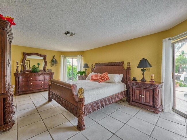 Building Photo - 2810 NE 48th Ct