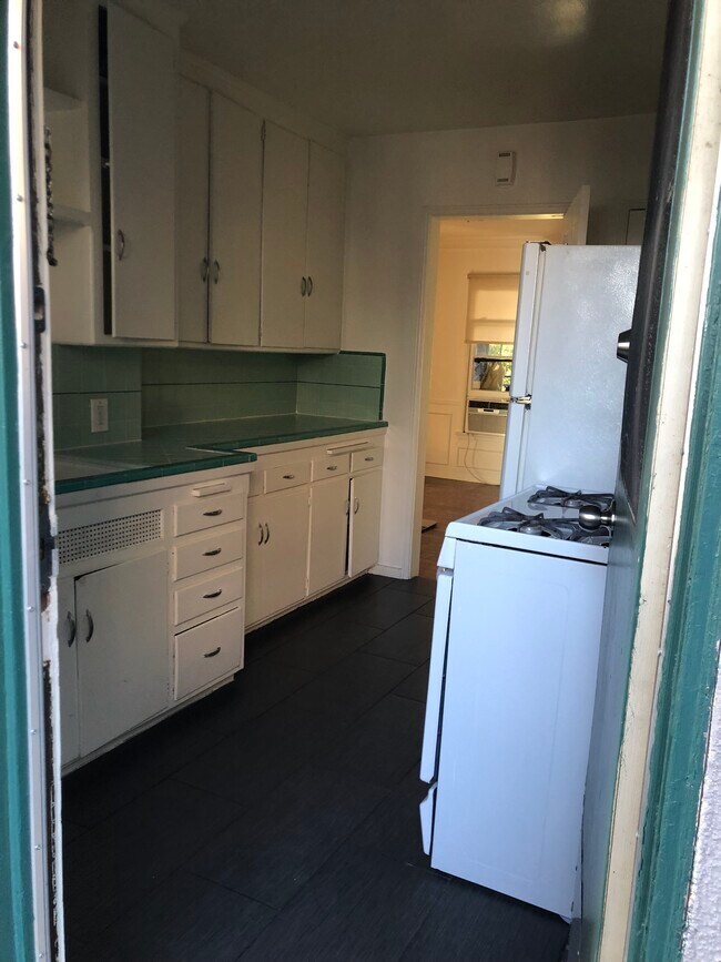 Kitchen has a walk-in pantry - 3454 Waverly Dr