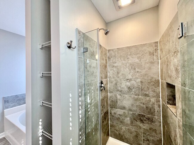 Building Photo - UPDATED, 4 Bedrooms!