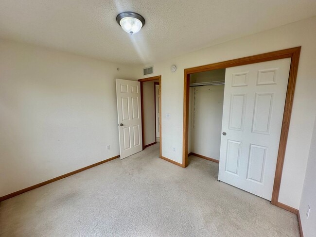 Building Photo - Gorgeous X-Large 4 Bedroom Townhome in Maplewood!