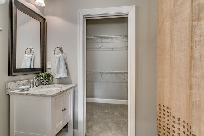 Building Photo - Luxury 3BR/3.5BA Townhome w/ 2-Car Garage in Gated Community