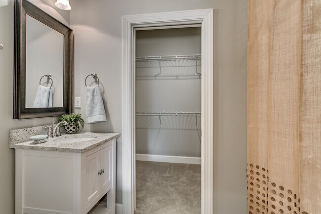 Building Photo - Pinnacle Park Townhomes -- Furnished, Utilities Included