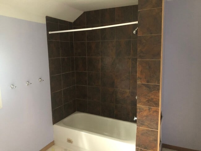 Building Photo - 4 Bedrooms/2 Bath Home with attached Garage