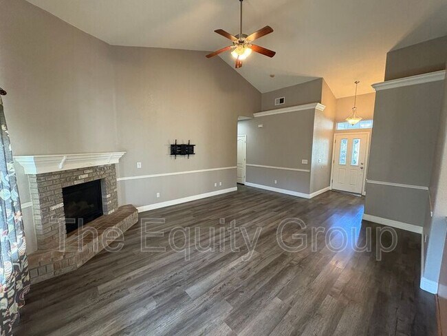 Building Photo - 6227 W Oak Ave