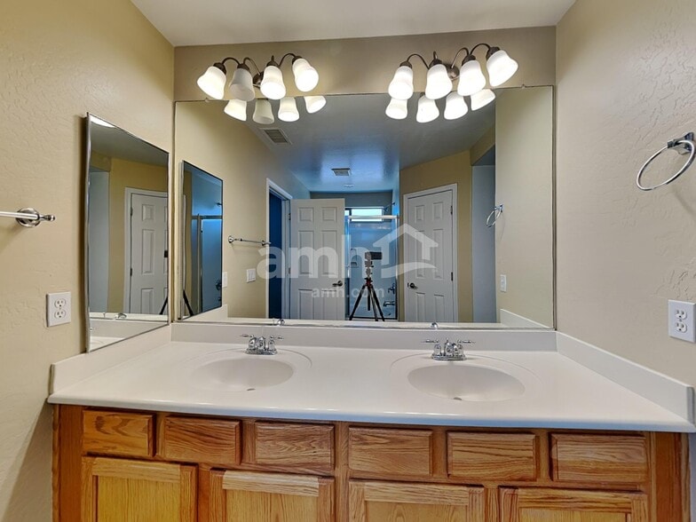Building Photo - 9318 N 186th Ln