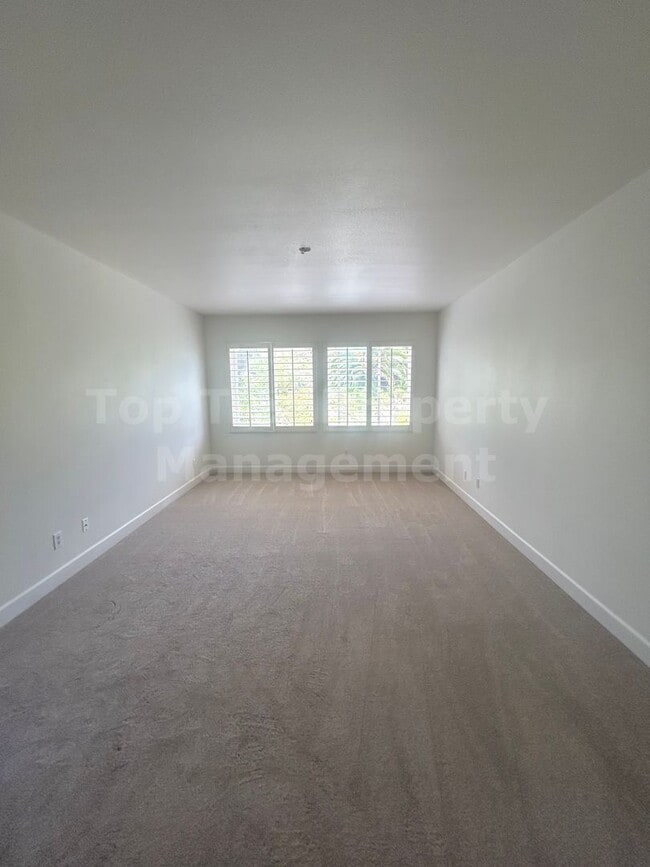 Building Photo - ***Gorgeous 4 bed / 3 bath / 2,585 sqft House in Calavera Hills - Available 07/01***