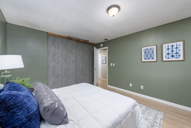 Building Photo - 2 bed 1 bath home w/ garage and yard, biking distance to UC Davis campus and downtown