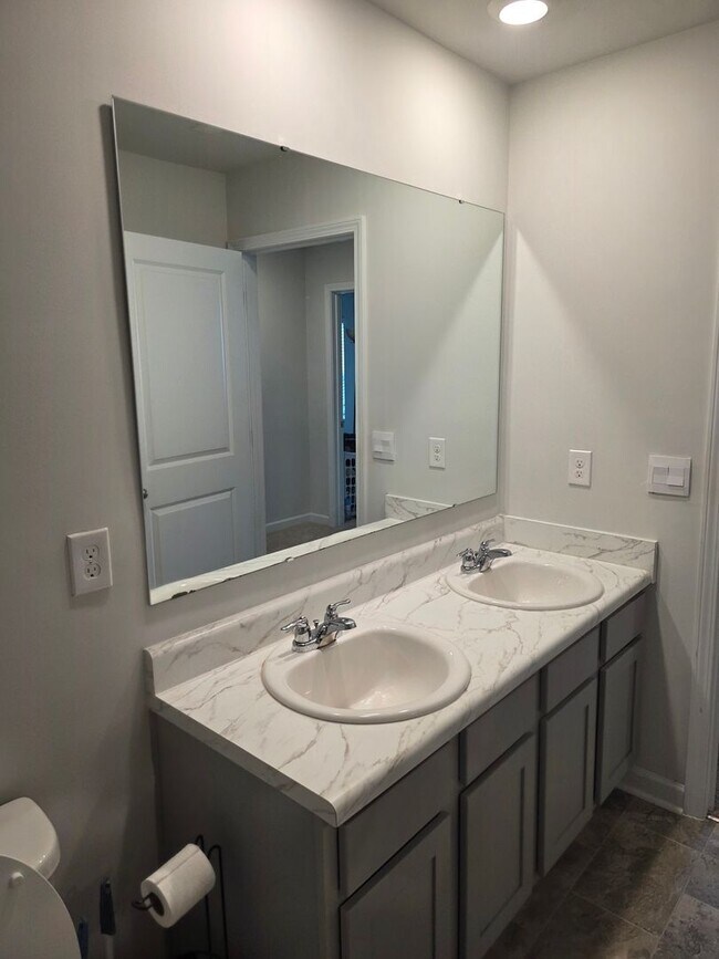 Building Photo - 5 BEDROOMS