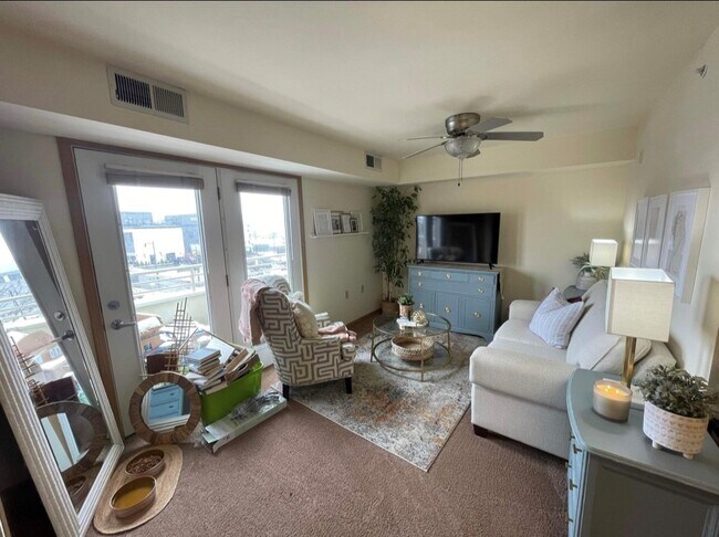 Building Photo - 123 King St