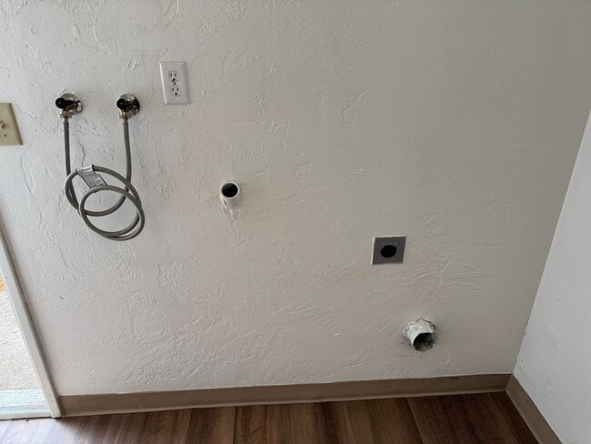 Building Photo - 2 bed 1 1/2 bath duplex in Springfield!