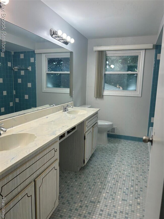 Building Photo - 2081 Babcock Dr