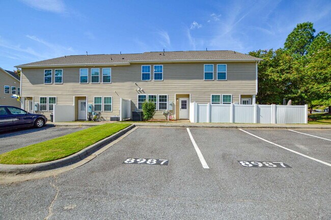 Building Photo - "Charming 3-Bedroom Townhouse in Indian La...