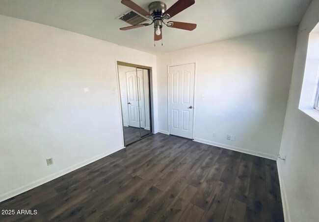 Building Photo - 1522 E 9th St