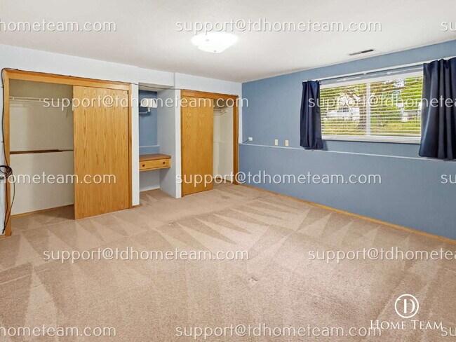 Building Photo - "Spacious 4-Bed Oasis with Granite Touches & Finished Basement in Renton!"
