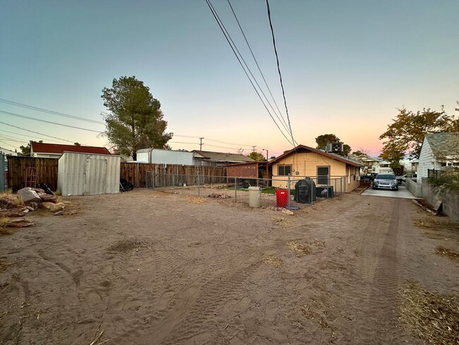 Building Photo - Boulder City Living!