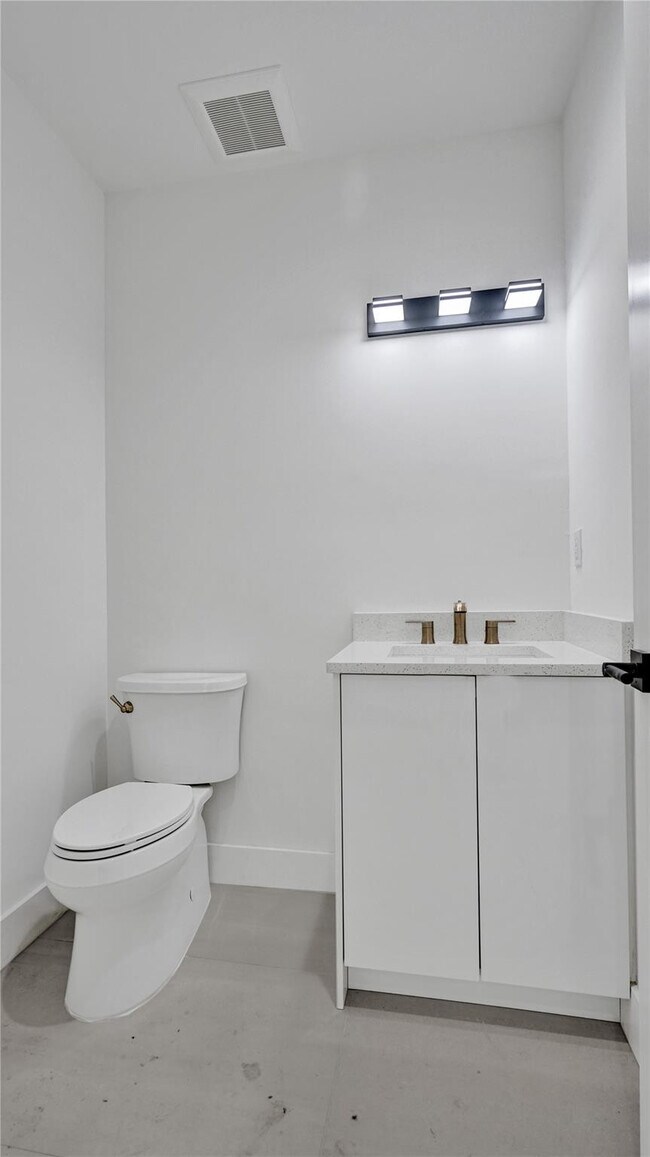 Building Photo - 606 SW 7th Ave