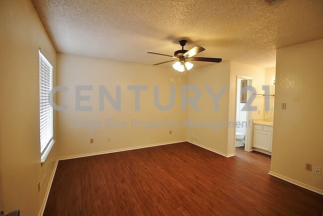 Building Photo - Cute 2/2 Duplex in DeSoto ISD For Rent!